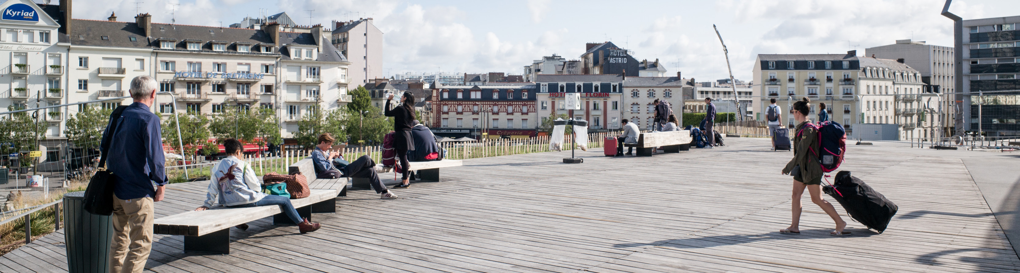 Voyageurs sur l'esplanade de la gare de Rennes en travaux