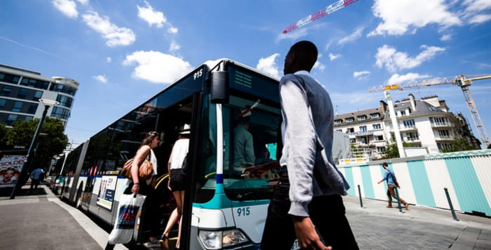 Un arrêt de bus face à la gare